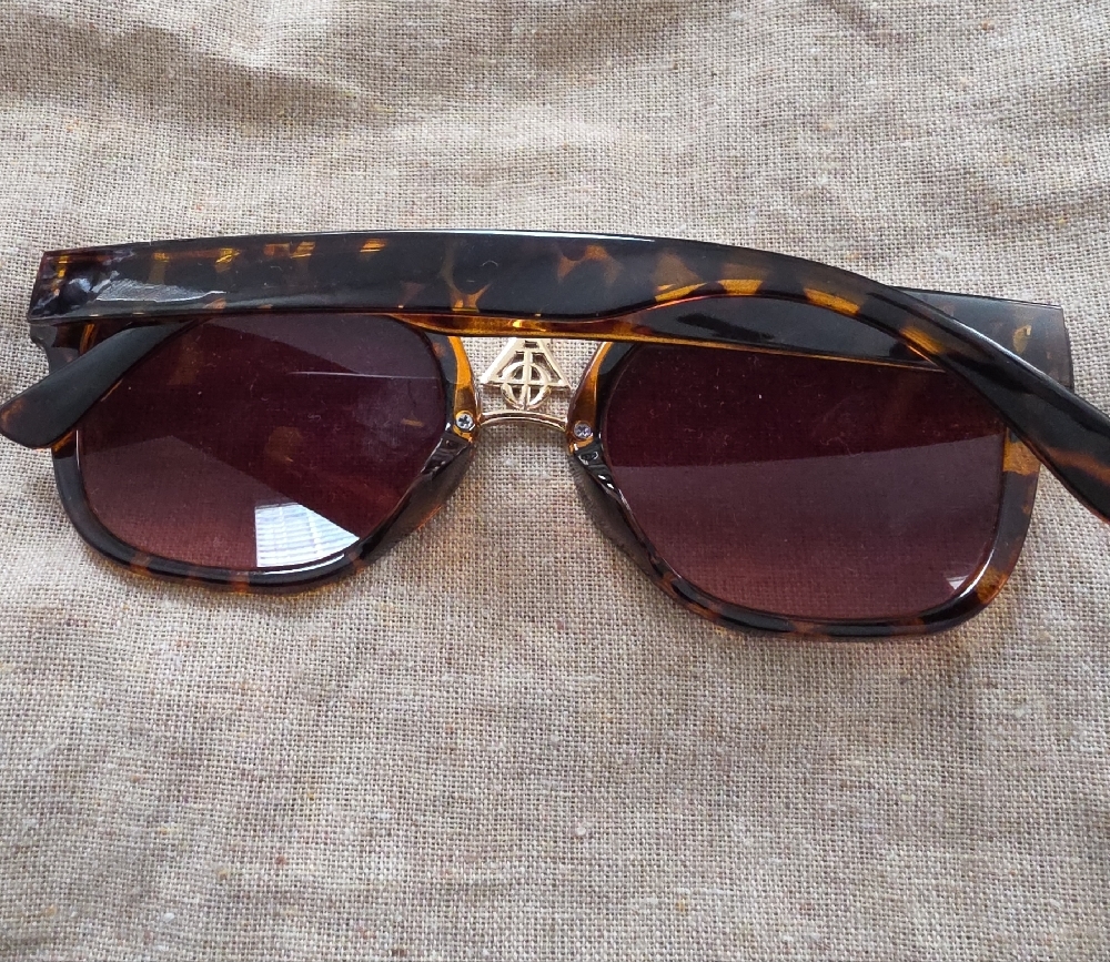Luxury Tortoise Shell Sunglasses with Gold Detail - Picture 4 of 5